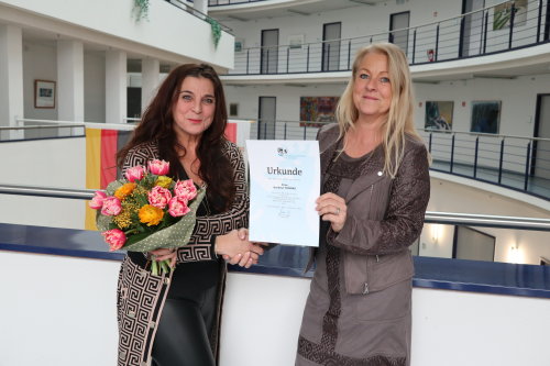 Birgit Hähn (Ordnungs-Dezernentin) überreicht Hariklia Thomas die Urkunde für ihr 25. jähriges Dienstjubiläum. (Foto: OBK) Birgit Hähn (Ordnungs-Dezernentin) überreicht Hariklia Thomas die Urkunde für ihr 25. jähriges Dienstjubiläum. (Foto: OBK)