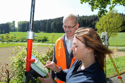 Arbeiten als Vermessungstechnikerin: beim Girl´s Day gibt der Oberbergische Kreis Schülerinnen ab der 5. Klasse Einblicke in diesen Beruf. (Foto: OBK) Arbeiten als Vermessungstechnikerin: beim Girl´s Day gibt der Oberbergische Kreis Schülerinnen ab der 5. Klasse Einblicke in diesen Beruf. (Foto: OBK)