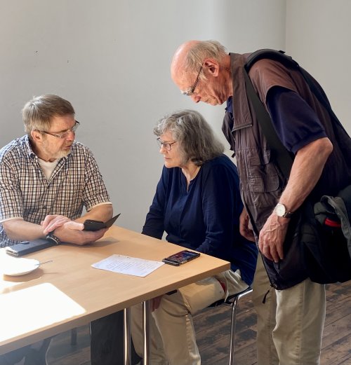 Der Bedarf an Austausch und Hilfe zum Umgang mit digitalen Geräten steigt: Insbesondere ältere Menschen suchen Unterstützung im Digi-Café der Ehrenamtsinitiative Weitblick des Oberbergischen Kreises. (Foto: OBK)