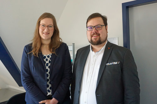 Sarah Krämer und Roman Dömer vom Kommunalen Integrationszentrum Oberbergischer Kreis. (Foto: OBK)