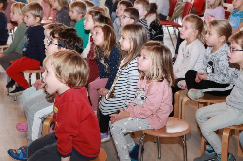 Die Kinder der Kita des Evangelischen Familienzentrum Müllenbach lauschten aufmerksam den Geschichten um Pino, Doro Dachs und Glühwürmchen Lu, die von den Studierenden der ecosign-Akademie entwickelt und vorgetragen wurden. (Foto: OBK) Die Kinder der Kita des Evangelischen Familienzentrum Müllenbach lauschten aufmerksam den Geschichten um Pino, Doro Dachs und Glühwürmchen Lu, die von den Studierenden der ecosign-Akademie entwickelt und vorgetragen wurden. (Foto: OBK)