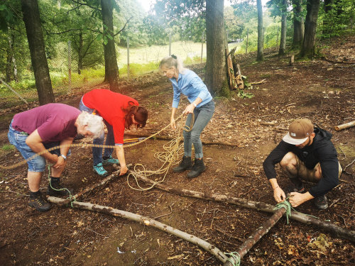 Die Teilnehmerinnen und Teilnehmer bauten eine Trage. (Foto: OBK)