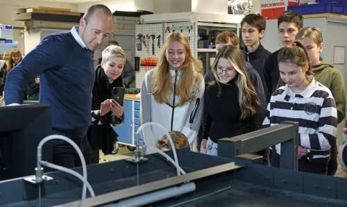 Lebhaftes Interesse an den Experimenten: Prof. Dr. Denis Anders und die Schülerinnen und Schüler des zweitägigen Workshops. (Foto: OBK)