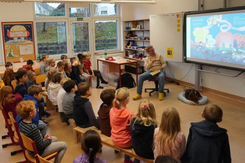 Kinderbuchautor Henrick Clausing las mit seinem Hund Filou in der Grundschule Lindlar-West aus seinem aktuellen Buch „Auf diese Pfoten ist Verlass“. (Foto: OBK) Kinderbuchautor Henrick Clausing las mit seinem Hund Filou in der Grundschule Lindlar-West aus seinem aktuellen Buch „Auf diese Pfoten ist Verlass“. (Foto: OBK)