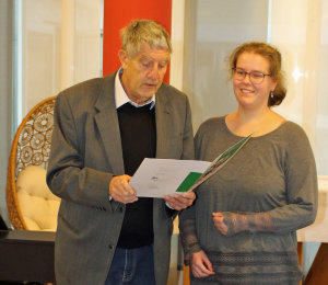 Der stellvertr. Landrat Prof. Dr. Friedrich Wilke verleiht Anna Herweg, Sekundarschule Engelskirchen, den Sozialführerschein. (Foto: OBK/Nikolaos Mourmouris) Der stellvertr. Landrat Prof. Dr. Friedrich Wilke verleiht Anna Herweg, Sekundarschule Engelskirchen, den Sozialführerschein. (Foto: OBK/Nikolaos Mourmouris)