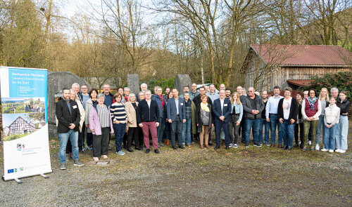 18 Dorfgemeinschaften freuen sich ber die bewilligten Frdergelder des Oberbergischen Kreises, mit denen sie ihre insgesamt 24 Projekte jetzt umsetzen knnen. (Foto: OBK) 