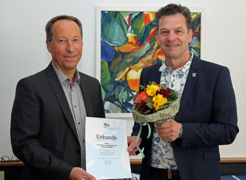 Frank Herhaus, Dezernent Für Planung, Regionalentwicklung und Umwelt gratuliert Jens Eichner zu seinem 40-jährigen Dienstjubiläum (Foto: OBK) Frank Herhaus, Dezernent Für Planung, Regionalentwicklung und Umwelt gratuliert Jens Eichner zu seinem 40-jährigen Dienstjubiläum (Foto: OBK)