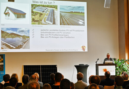 Manfred Fischer, Klimabündnis Oberberg, erläuterte das Potential des Oberbergischen Kreises bei der Energiegewinnung durch Photovoltaik. (Foto: OBK) Manfred Fischer, Klimabündnis Oberberg, erläuterte das Potential des Oberbergischen Kreises bei der Energiegewinnung durch Photovoltaik. (Foto: OBK)