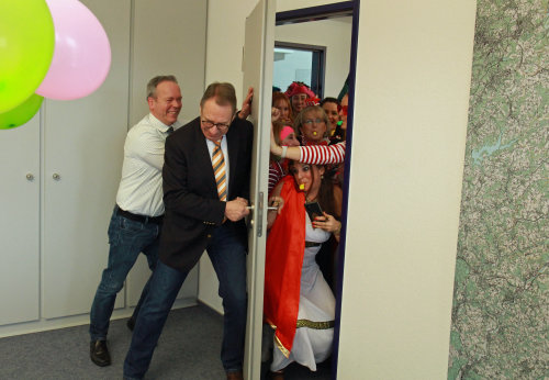 Die jecken Mitarbeiterinnen stürmen das Büro Landrat. (Foto: OBK)