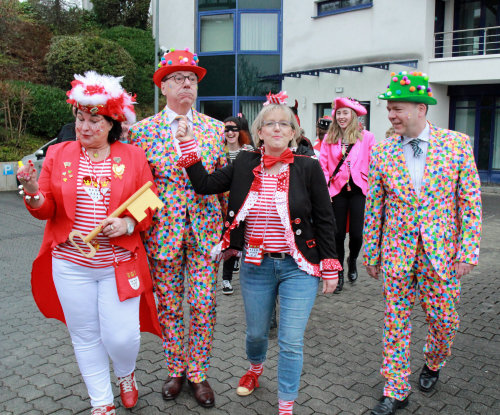 ...werden in die Kantine abgeführt. (Foto: OBK)