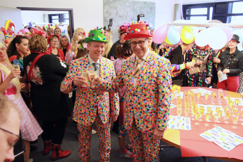 Landrat Jochen Hagt und Kreisdirektor Klaus Grootens in ihren bunten Konfettikostüme. (Foto: OBK)