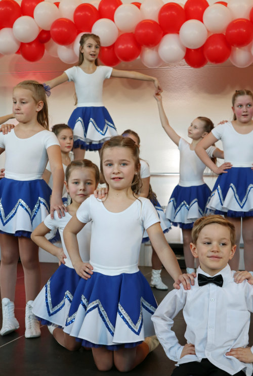 Die Lollipops des KV-Bielstein 1985 e.V. starteten das närrische Programm. (Foto: OBK) 