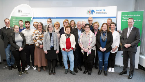 Landrat Jochen Hagt (r.) hat die neuen Seniorensicherheitsberaterinnen und Seniorensicherheitsberater in einer kleinen Feierstunde geehrt. (Foto: Kreispolizeibehörde Oberbergischer Kreis)