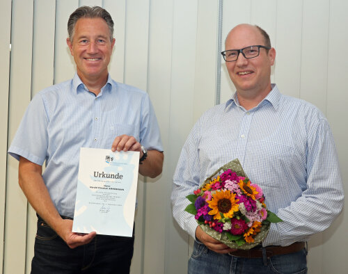 Ralf Schmallenbach gratuliert Harald Ammermann zum Dienstjubiläum. (Foto: OBK)