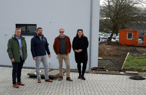 Sind mit der Ausführung der neuen Rettungswache in Lindlar zufrieden (v. l.): Architekt Jörg Weber; Baudezernent Felix Ammann, Dr. Ralf Mühlenhaus, Leiter des Amtes für Rettungsdienst und Bauingenieurin Kirsten-Karina Klein, Amt für Immobilienwirtschaft. (Foto: OBK)