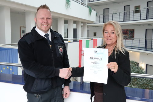 Birgit Hähn überreicht Jan Mießner die Jubiläumsurkunde. (Foto: OBK)