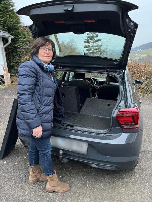 Vera Daub ist als ehrenamtliche Helferin des Weitblick-Projekts Nachbarschaftshilfe aktiv und begleitet Seniorinnen und Senioren beispielweise bei Einkäufen und Arztbesuchen. Vor solchen gemeinsamen Termine wird der Rollator sicher im Kofferraum verstaut.(Foto: OBK/Peter Leineweber) Vera Daub ist als ehrenamtliche Helferin des Weitblick-Projekts Nachbarschaftshilfe aktiv und begleitet Seniorinnen und Senioren beispielweise bei Einkäufen und Arztbesuchen. Vor solchen gemeinsamen Termine wird der Rollator sicher im Kofferraum verstaut.(Foto: OBK/Peter Leineweber)
