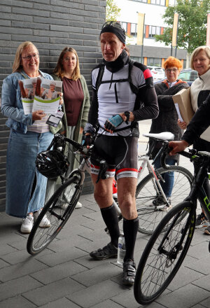 Die Leiterin der AGewiS, Nicole Meyer, unterstützt die "Tour Demenz" mit Organisator Arnd Bader und wirbt an der Akademie für frühzeitige Aufklärung über das Krankheitsbild und Hilfsangebote. (Foto: OBK) Die Leiterin der AGewiS, Nicole Meyer, unterstützt die "Tour Demenz" mit Organisator Arnd Bader und wirbt an der Akademie für frühzeitige Aufklärung über das Krankheitsbild und Hilfsangebote. (Foto: OBK)