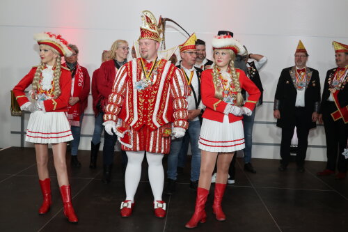 Der Ründerother Karnevalsverein 1975 e. V.: Prinz Norman I. aus dem Hause Becker musste bei seinem Auftritt auf seine Prinzessin Melanie (krankheitsbedingt) verzichten, wurde jedoch charmant unterstützt. (Foto: OBK).