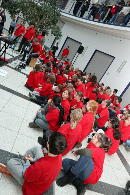 Die Minis und Maxis lauschten der vierköpfigen Schulband, die ihr selbst geschriebenes Stück "Es ist wieder mal soweit: Stress in der Weihnachtszeit" präsentierten. (Foto: OBK)