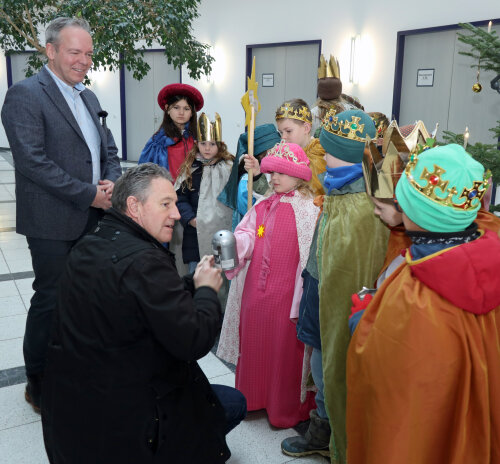 Die Spendendosen füllten auch Landrat Klaus Grootens und Kreisdezernent Ralf Schmallenbach. (Foto: OBK) 