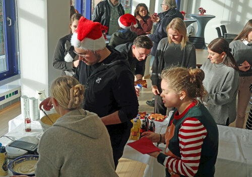 Zahlreiche Mitarbeitende der Kreisverwaltung unterstützten das Adventsangebot im Kreishaus. (Foto: OBK)