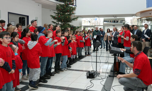 Engagiert und voller Freude: Die "Minis" und "Maxis" der Helen-Keller-Schule präsentierten stimmungsvolle Lieder. (Foto: OBK)