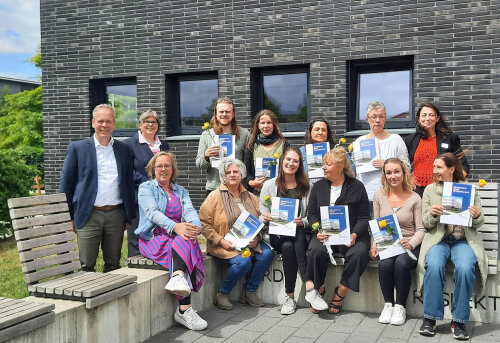 Kreisdirektor Klaus Grootens (l.) und die Leiterin der AGewiS, Nicole Meyer Akademieleiterin, (1. Reihe l.) gratulieren den erfolgreichen Teilnehmerinnen und Teilnehmer die ihre Weiterbildung Pflegefachkraft für Palliative Care erfolgreich abgeschlossen haben. (Foto:OBK/AGewiS) Kreisdirektor Klaus Grootens (l.) und die Leiterin der AGewiS, Nicole Meyer Akademieleiterin, (1. Reihe l.) gratulieren den erfolgreichen Teilnehmerinnen und Teilnehmer die ihre Weiterbildung Pflegefachkraft für Palliative Care erfolgreich abgeschlossen haben. (Foto:OBK/AGewiS)