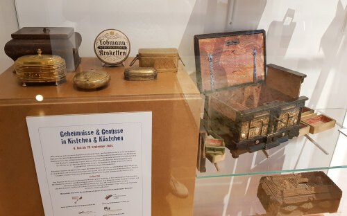 Sondervitrine zu "Kistchen und Kästchen" auf Schloss Homburg. (Foto: OBK, Silke Engel)