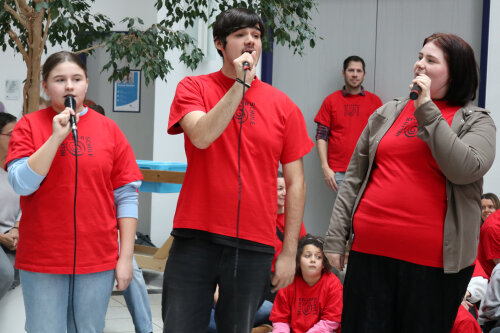 In der Schulband der Helen-Keller-Schule rappten (v.l.): Valentina, Tim und Lea unterstützt von Chanife (am Cajón). (Foto: OBK)