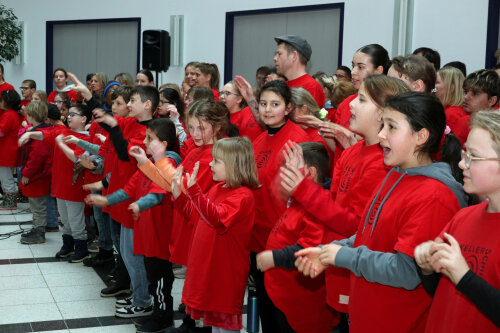 Zu jedem Weihnachtslied erzeugten die Kinder "Bilder" durch Gebärdensprache. (Foto: OBK)
