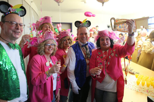 Landrat Klaus Grootens und sein allgemeiner Vertreter Stefan Heße wurden von den jecken Frauen in die Kantine abgeführt. (Foto: OBK)