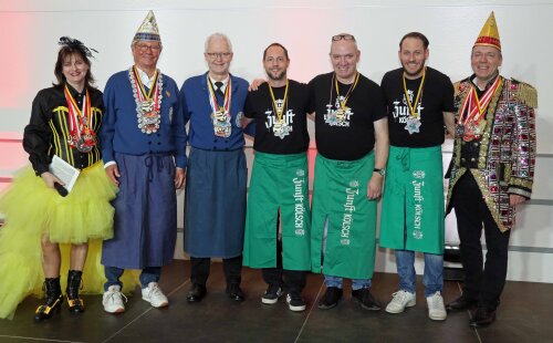 Das Erzquellteam um Brauereichef Dr. Axel Haas (2. v. l.) sorgte für besten Service beim Tollitätenempfang. (Foto: OBK) 