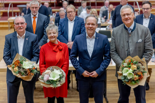 v.l.n.r.: Jürgen Fischer (CDU), Heidrun Schmeis-Noack (SPD), Landrat Klaus Grootens und Harald Langusch (CDU). (Foto: OBK/Katharina Hein)