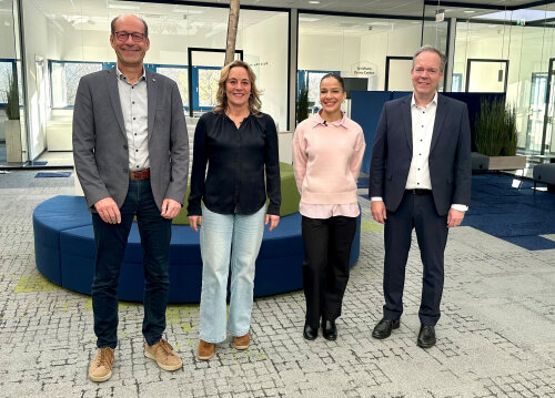 Machen sich für Wirtschaftspraktika stark (v.l.n.r.): Wolfgang Cieplik, Inhaber und Geschäftsführer der Holding Unitechnik; Marion Minneker, Personalleiterin Unitechnik; Diana Cogal, Auszubildende des Oberbergischen Kreises und Landrat Klaus Grootens. (Foto: OBK)