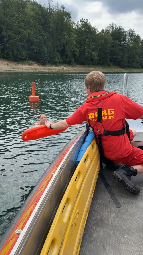 Auch geübte Schwimmerinnen und Schwimmer können in offenen Gewässern an ihre Grenzen kommen. Entfernungen und Rückwege werden leicht unterschätzt. (Foto: OBK)