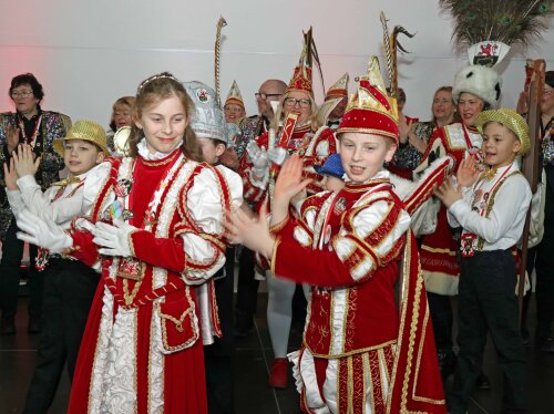 Erfolgreiche Nachwuchsarbeit: das Präsidium Komitee Lenkelner Karneval e. V. mit seinem Kinderprinzenpaar. (Foto: OBK)  