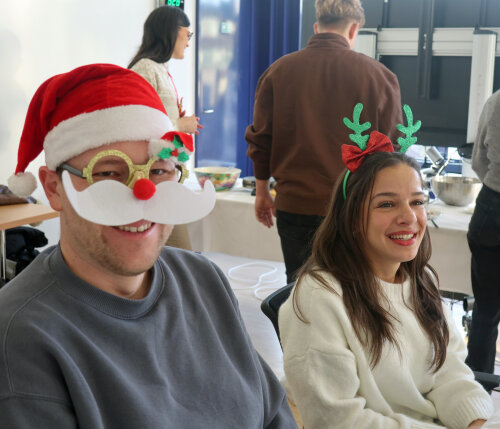 Dank der großen Spendenbereitschaft hatten die Auszubildenden Matthias Heuer und Diana Cogal Spaß beim "Kassendienst" in der Waffelstube der Kreisverwaltung. (Foto: OBK)