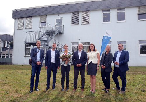 Landrat Klaus Grootens (m.), Waldbröls Bürgermeisterin Larissa Weber (3.v.r.) sowie Vertreter des Kreises, des Klinikum Oberberg und der Kassenärztlichen Vereinigung begrüßten Dr. Heike Gutermuth (3.v.l.) offiziell in den Räumlichkeiten des hausärztlichen Medizinischen Versorgungszentrum am Klinkum Oberberg in Waldbröl. (Foto: OBK)