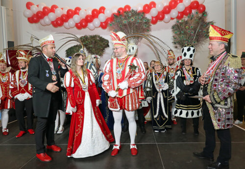 "Wir Sind alle Eins!" - Mit diesem Sessionsmotto holte das Denklinger Prinzenpaar ihre oberbergischen Vereinskollegen und Landrat Klaus Grootens zum Finale auf die Bühne. (Foto: OBK)   