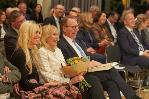 Jochen Hagt mit Ehefrau Angelika (Mitte) und Tochter Anika (links). (Foto: OBK)