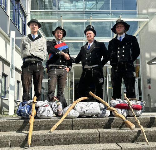 Wandergesellen zu Besuch in der Kreisverwaltung (v.l.): Leo Schmedes (Schleswig-Holstein), Max Florian Fischer (Nümbrecht), Dominik Reuter (Nürnberg) und Linus Manuel Lehmann (Brandenburg). (Foto: OBK) Wandergesellen zu Besuch in der Kreisverwaltung (v.l.): Leo Schmedes (Schleswig-Holstein), Max Florian Fischer (Nümbrecht), Dominik Reuter (Nürnberg) und Linus Manuel Lehmann (Brandenburg). (Foto: OBK)