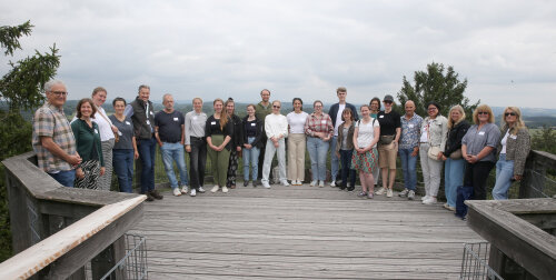 Gruppenfoto auf dem Baumwipfelpfad im Naturerlebnispark Panarbora in Waldbröl. (Foto: OBK)