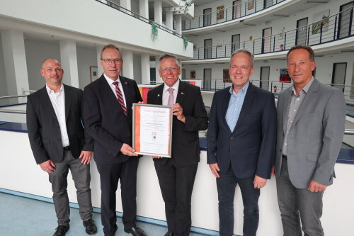 Tobias Wieber, Landrat Jochen Hagt, Hans-Jürgen Petrauschke, Kreisdirektor Klaus Grootens und Frank Herhaus. (Foto: OBK) Tobias Wieber, Landrat Jochen Hagt, Hans-Jürgen Petrauschke, Kreisdirektor Klaus Grootens und Frank Herhaus. (Foto: OBK)