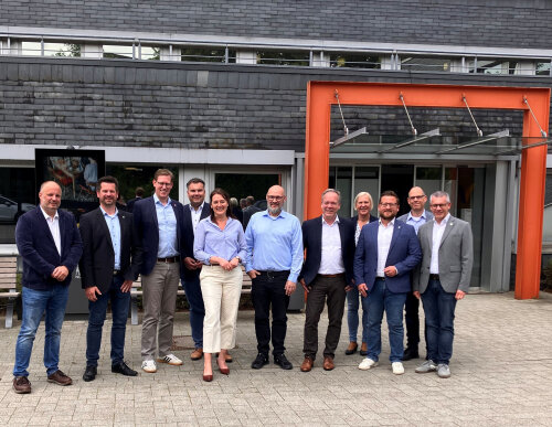 Landrat Klaus Grootens hat mit den Vertreterinnen und Vertretern der kommunalen Schulträger eine Kooperationsvereinbarung unterzeichnet, um den schrittweise geltenden Rechtsanspruchs auf Ganztagsbetreuung nachhaltig zu sichern. Der Kreis ist zuständig für die neun Kommunen im Oberbergischen, die über kein eigenes Jugendamt verfügen.  (Foto: Gemeinde Nümbrecht)