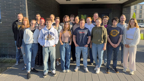 17 angehenden Notfallsanitäterin bzw. zum Notfallsanitäter (m/w/d) haben ihre Ausbildung beim Kreis begonnen. (Foto: OBK/Andreas Selbach) 17 angehenden Notfallsanitäterin bzw. zum Notfallsanitäter (m/w/d) haben ihre Ausbildung beim Kreis begonnen. (Foto: OBK/Andreas Selbach)