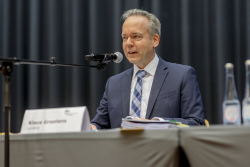 In seiner Antrittsrede schwor Landrat Klaus Grootens die Kreistagsmitglieder auf eine gute Zusammenarbeit ein. (Foto: Fotografin Katharina Hein)