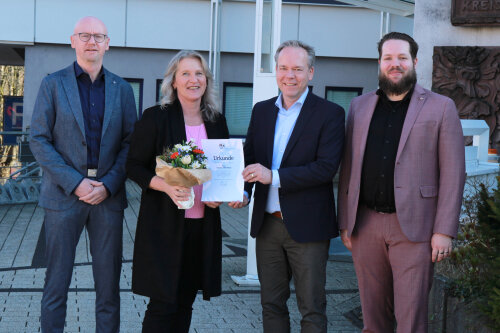 Kreisdirektor Klaus Grootens (M.); Ulrich Welter, Leiter des Personalamtes (l.) und Kevin Kallies, Vors. des Personalrats (r.) gratulieren Claudia Steinhilb. (Foto: OBK) Kreisdirektor Klaus Grootens (M.); Ulrich Welter, Leiter des Personalamtes (l.) und Kevin Kallies, Vors. des Personalrats (r.) gratulieren Claudia Steinhilb. (Foto: OBK)