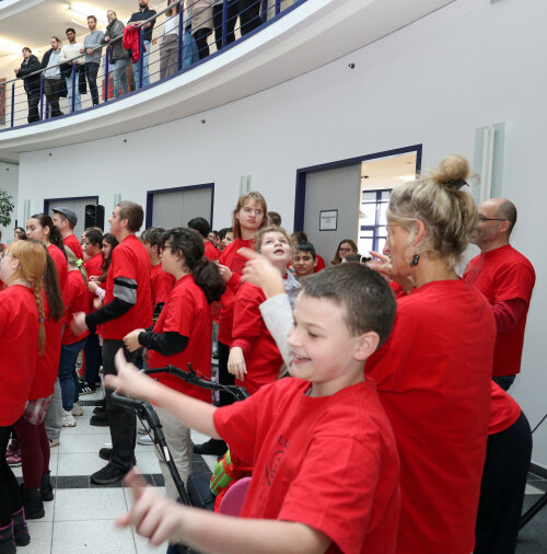 Mitreißende Stimmung beim Weihnachtskonzert der Helen-Keller-Schule im Kreishausfoyer. (Foto: OBK)
