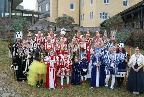 Die oberbergischen Tollitäten trafen sich gut gelaunt zum offiziellen Gruppenfoto vor Schloss Homburg. (Foto: OBK) 